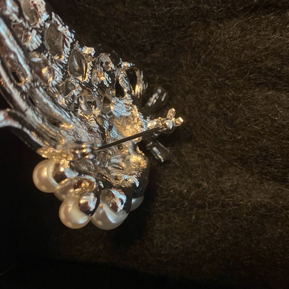 Statement Brooch - Picture 6 of 10